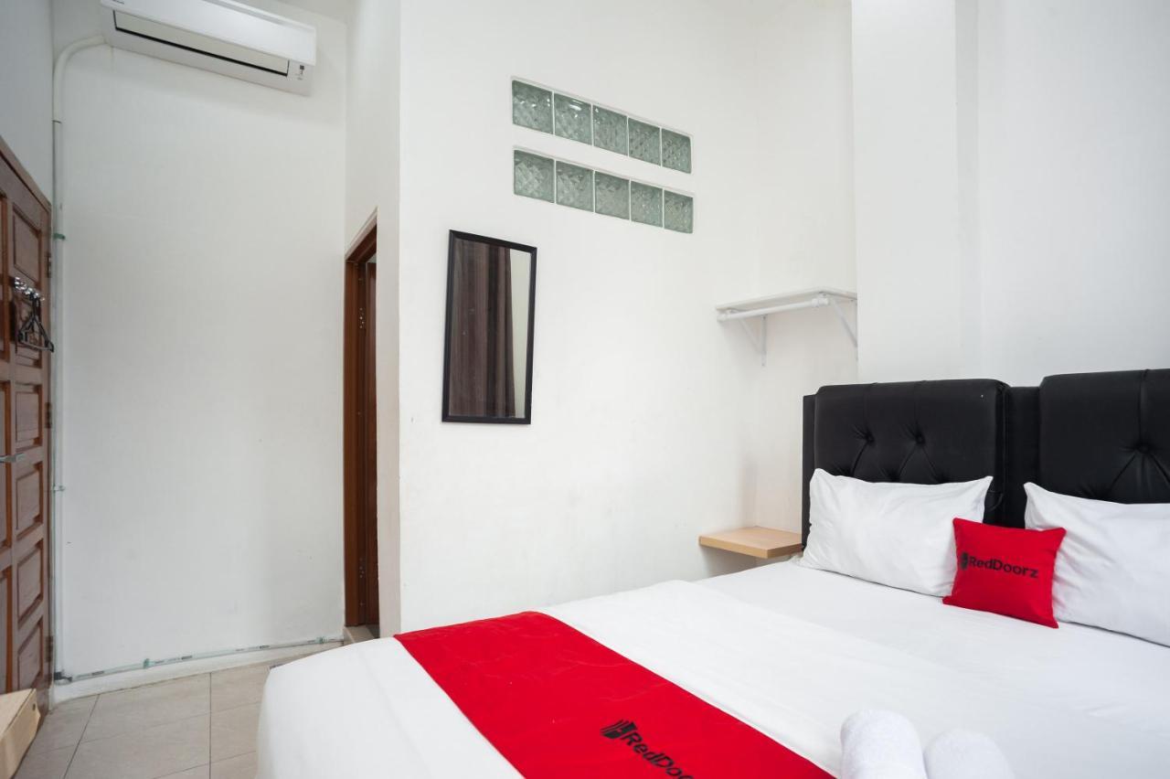 Hotel Reddoorz At Jalan Bangau Palembang Exteriér fotografie
